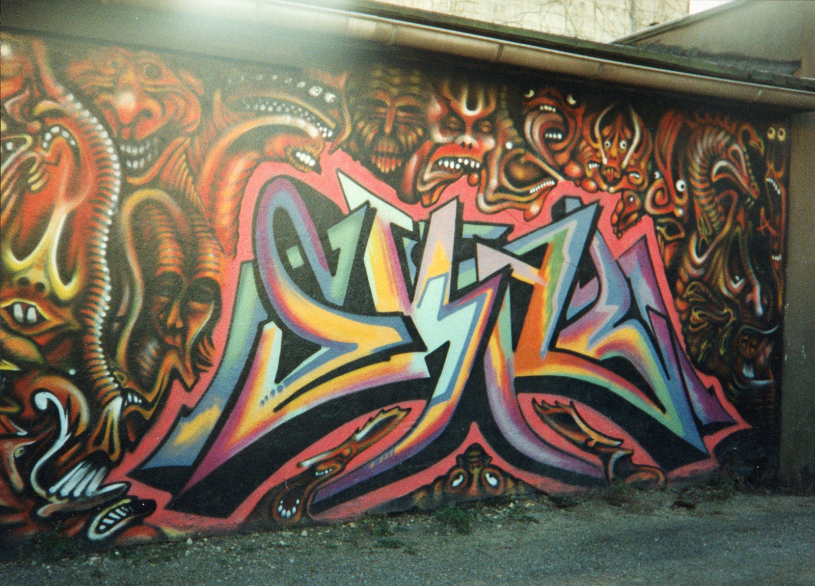 bremen-graffiti-walls-and-murals-by-skol-vs-12